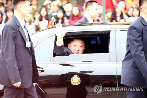 Ông Kim Jong-un vẫy tay chào người dân trên ô tô
